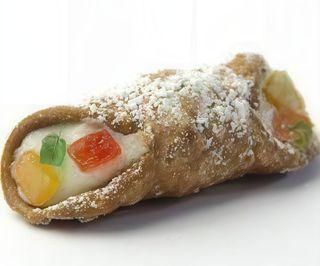 Cannolo con ricotta e canditi