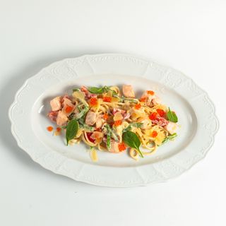 Спагетті з лососем та ікрой форелі (300г)