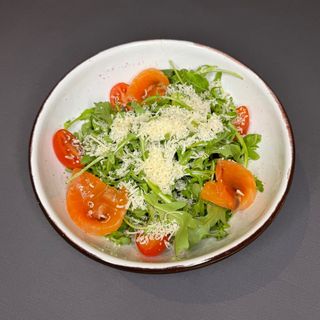 Салат з руколою та слабосоленим лососем