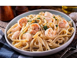 TAGLIATELLE AGLIO E OLIO Z KREWETKAMI