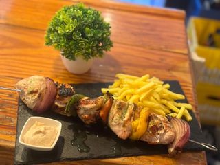 Super brocheta ibérica con patatas fritas