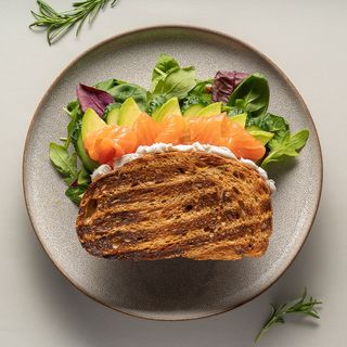 Сендвіч з лососем та крем-сиром