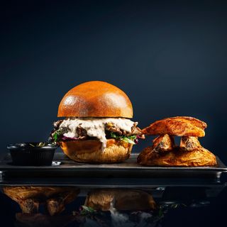 სტეიკ ბურგერი (+ ფრი და კეჩუპი)