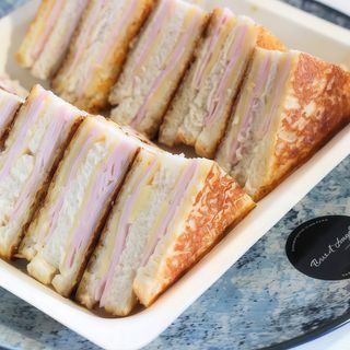 Sándwich tostado de pavo con queso Havarti (12 unidades)