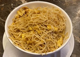 Tallarines De Huevo Fritos Con Aceite De Sésamo Y Huevo