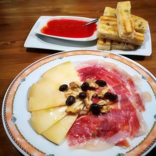 Tabla de 1/2 Jamón IBÉRICO 1/2 Queso Curado de Oveja