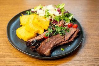 Brisket cu mămăligă