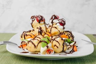 Профитролли со сливками и горьким шоколадом