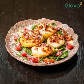 Cartofi la cuptor cu bacon, mozzarella si parmezan