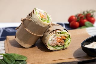 Тортила с Риба Тон (380гр) + Салата по избор+ Кока Кола 330мл. 