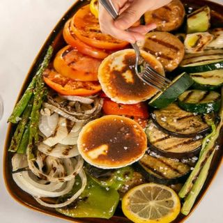 Parrillada de verduras con queso de cabra