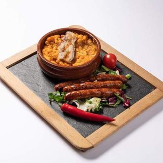 Zapečeni grah sa domaćom dimljenom roštilj kobasicom