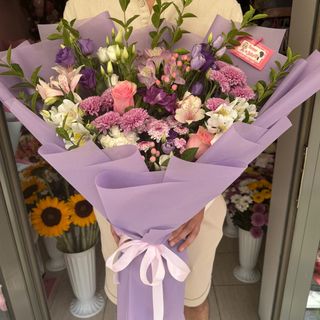 Бледо лилав букет с еустоми,рози, алстромерии и хризантеми #257