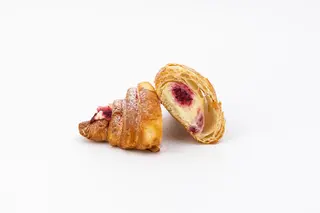 Croissant z kremem malina-biała czekolada
