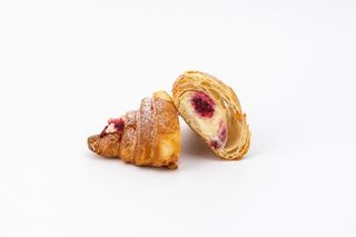 Croissant z kremem malina-biała czekolada
