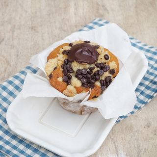 Muffin al giaduja con gocce di cioccolato