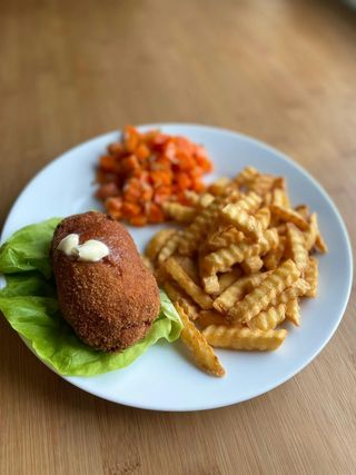 De vollaile z maslem , frytki , surówka 