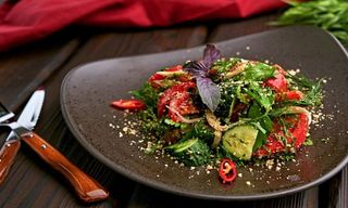 კიტრი-პომიდვრის სალათი ნიგვზით