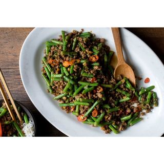 Shredded beef with french beans and red