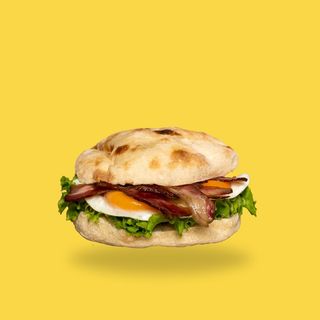 Jaja sa slaninom u lepinjii