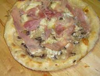 Pizza 4 formaggi, funghi e prosciutto