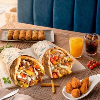 COMBO DEL EGEO (2PAX): 2 PITAS GYRO +2 RACIONES CALIENTE + 2 BEBIDAS