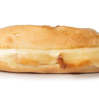 21. Frango, queijo maturado e molho alioli