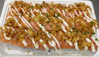 A27 - California de Pepino com Queijo Fresco e Salmao, California de Manga com Abacate e Salmao, Decorado com Maionese, Cebola Frita e Cebolinhos (18 un.)