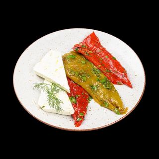 Салата с печена чушка и плочка сирене (300г)