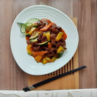 Junetina u bbq sosu + nudle sa povrćem + Coca-Cola - AKCIJA