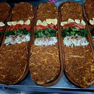 Meniu Lahmacun (2 portii + 1 Ayran)