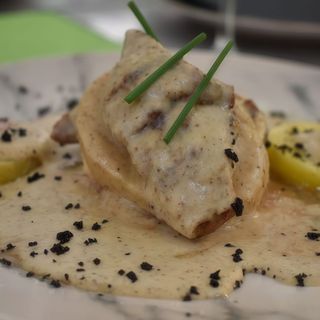 Solomillo con rulo de cabra y cebolla caramelizada