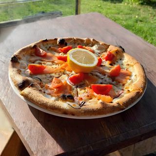 Pizza Somon fumé con panna (con pesce)