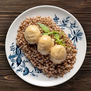 Мітболи у вершковому соусі з гречкою