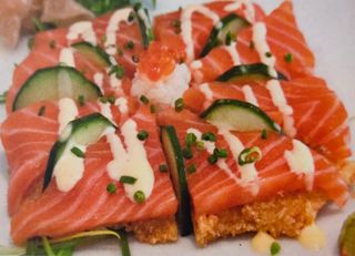 118. Sashimi De Salmón Con Pollo Frito