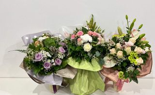 Buket ''maxi'' s 9 ruža i cvijećem pastelnih boja 