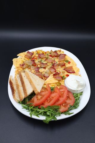Omlet sa pancetom + kafa