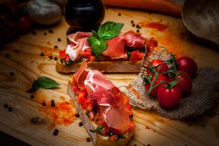 Bruschette cu roșii și prosciutto crudo
