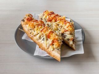 Zapiekanka z surówką i kurczakiem