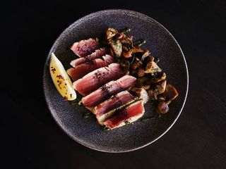 Стейк з тунця татакі з лісовими грибами (350г)