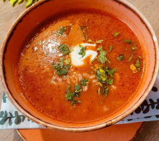 Domowa pomidorowa z makaronem