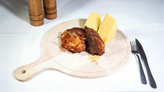 Carne de porc statuta la garnita si mamaliga