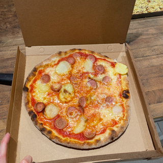 Würstel e patate al piatto