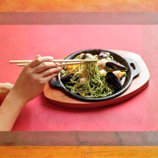 Spaghetti alle erbe alla piastra con misto di pesce