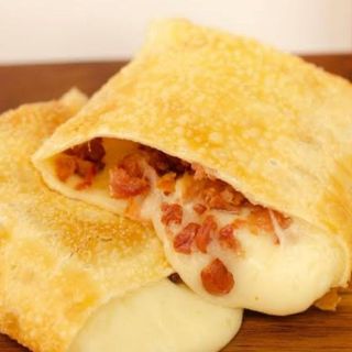 Pastel de queijo com bacon