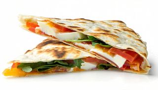 Piadina con speck, rucola, mozzarella e pomodoro