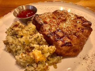 Стейк зі свинини з картоплею та соусом барбекю (230/15/40g)