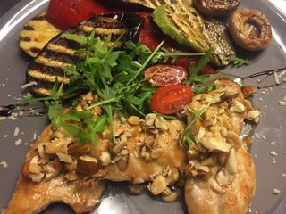 Grilovana piletina u medu sa orasima i bademima sa pomfritom