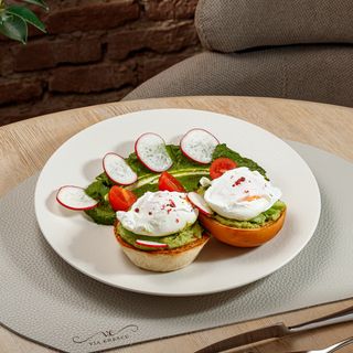 Ouă posate cu avocado