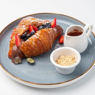 Круассан с шоколадным кремом и ягодами